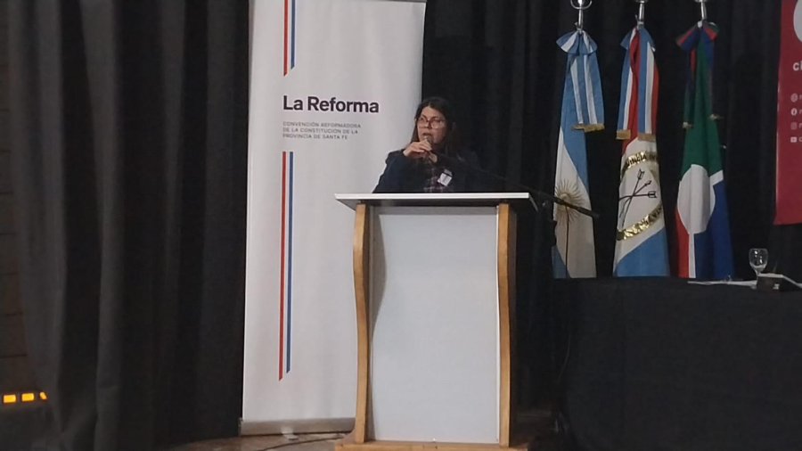 Andrea Paz fij&oacute; la postura de Festram sobre la autonom&iacute;a municipal y otros temas durante su exposici&oacute;n en la Audiencia P&uacute;blica en Reconquista. (FOTO PRENSA FESTRAM)
