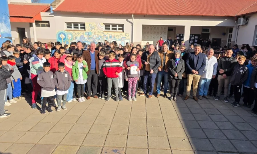 Autoridades y beneficiarios en una de las instituciones visitadas.