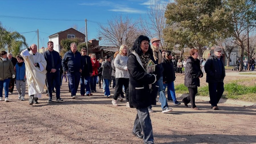 Procesión: en la demostración de fe puede apreciarse al párroco, Neri Zbrun y el intendente, Gonzalo Aira.