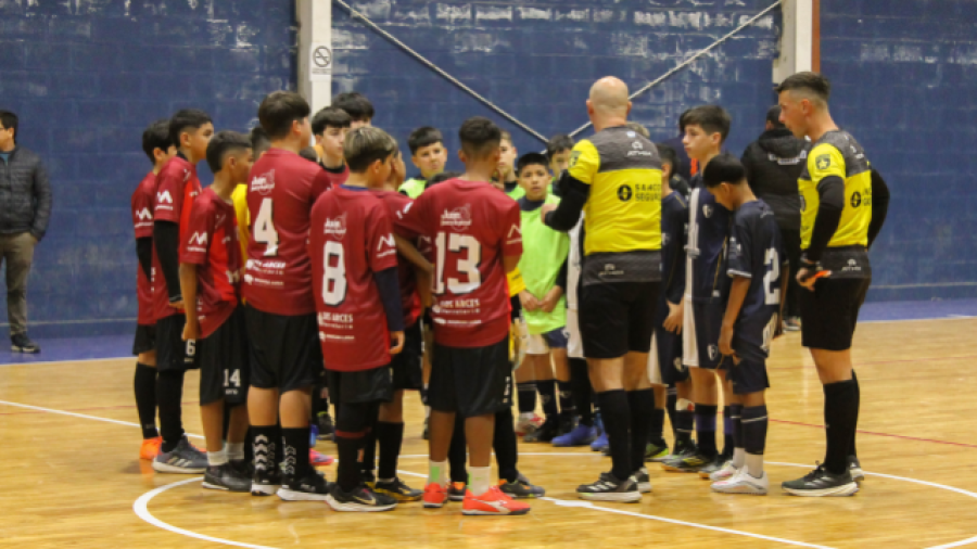 PUNTO DE PARTIDA. Los chicos recibiendo la charla previa de los árbitros.