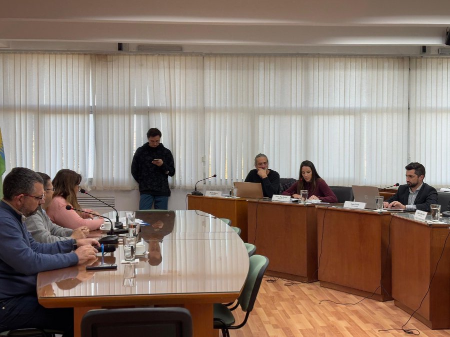 Durante la reuni&oacute;n informativa hubo momentos tensos por los cruces entre Imperiale y Bottero por un lado y los concejales del bloque del PJ por el otro. (FOTO PRENSA CONCEJO)