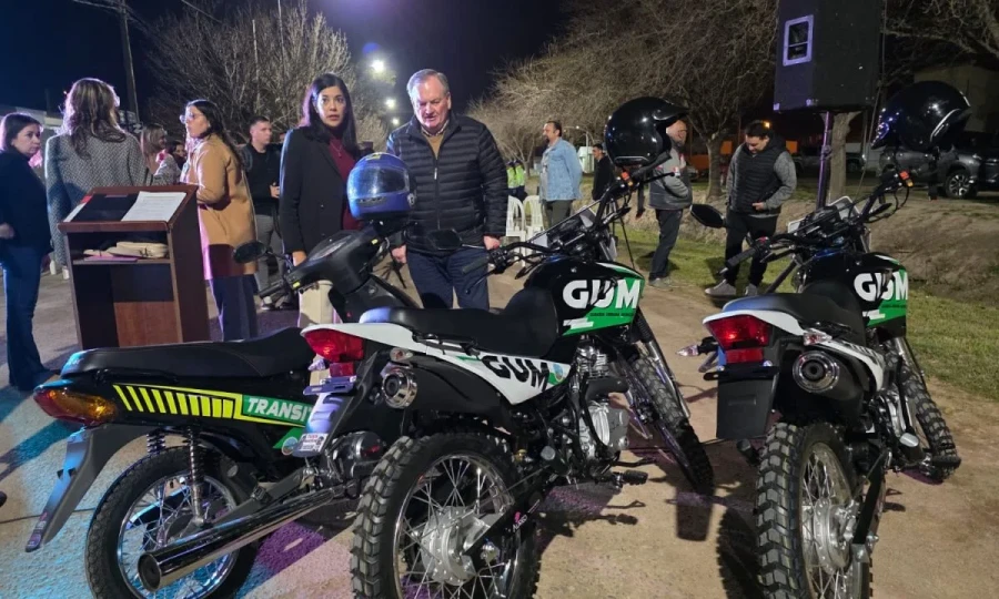 Romina López y Felipe Michlig junto a los motovehículos