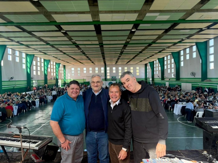 Calvo junto a repressentantes de los adultos mayores sunchalenses.