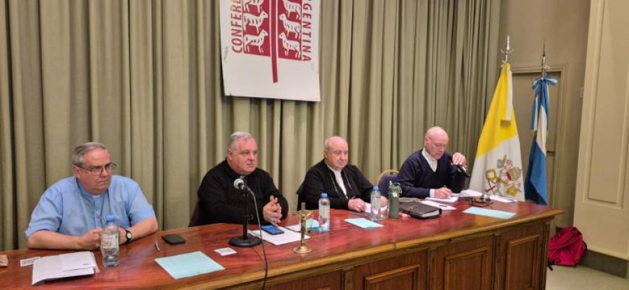 La mesa ejecutiva durante la bicentésima reunión de la Comisión Permanente.