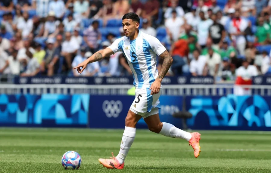 INTERNACIONAL. El volante jug&oacute; los Juegos Ol&iacute;mpicos de Par&iacute;s con Argentina.