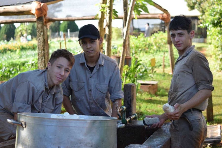 Por los Jóvenes - Don Bosco destaca una propuesta que une educación, calidad y compromiso social.