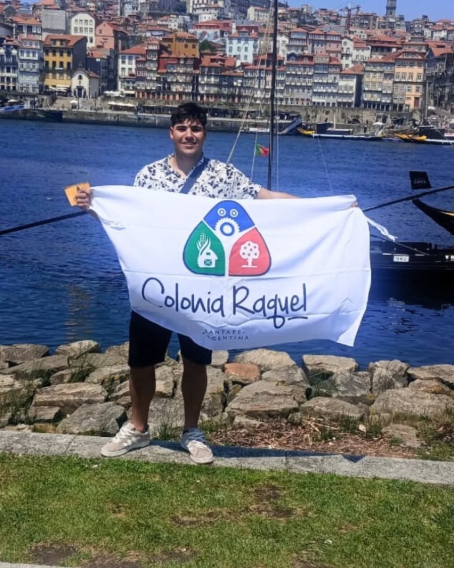 Marcos Quiroga exhibe la bandera de Colonia Raquel.