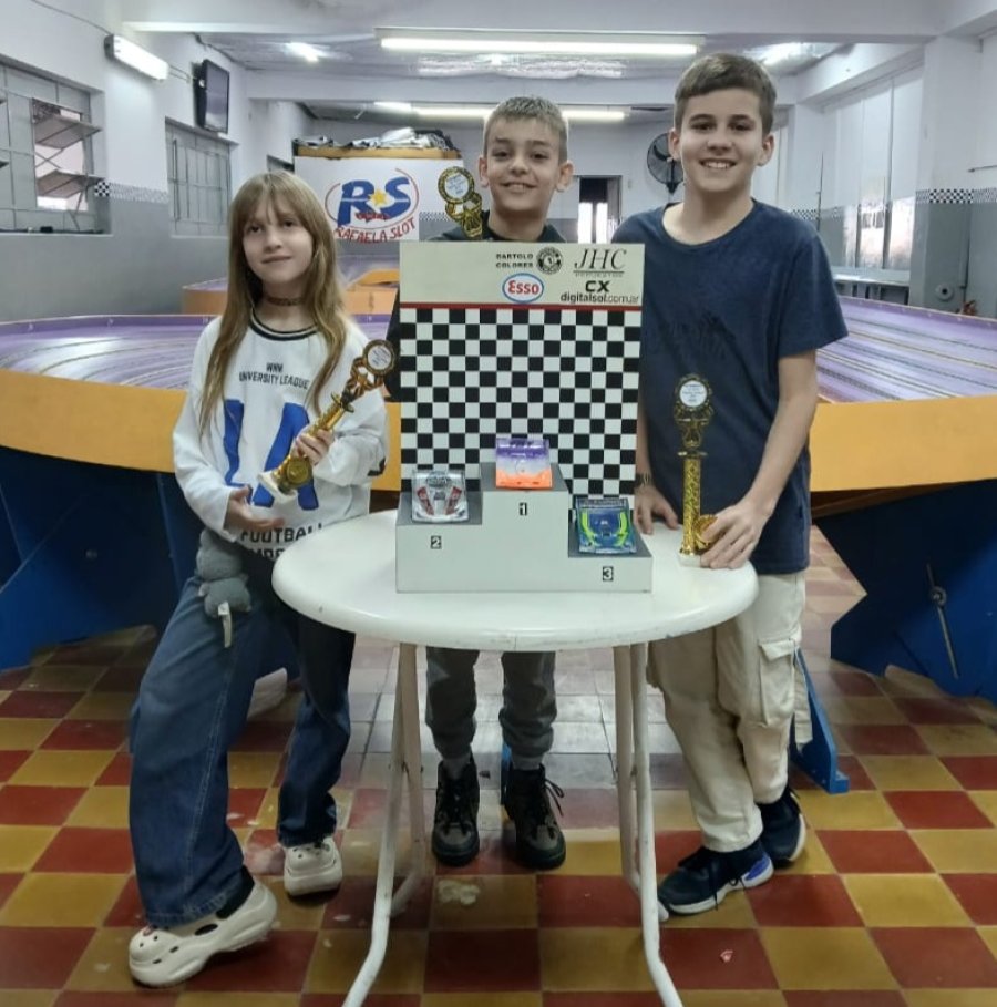 PODIO SPORT JUNIOR. Elisa Ferpozzi (2), Pedro Schinner (1) y Valentín Crispín (3).