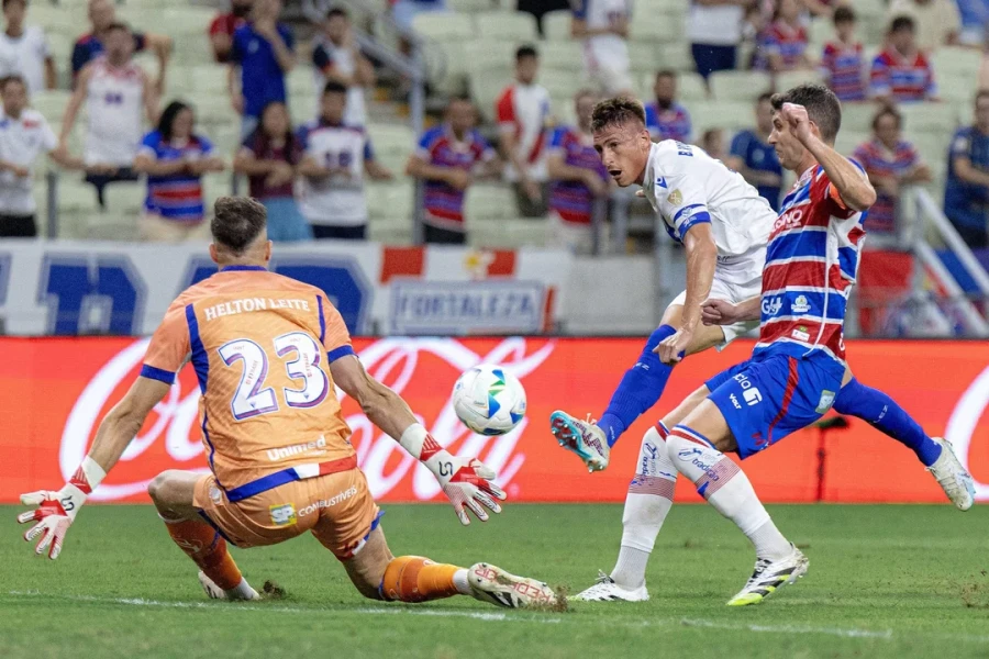 DELANTERO. Braian Romero en uno de sus intentos.