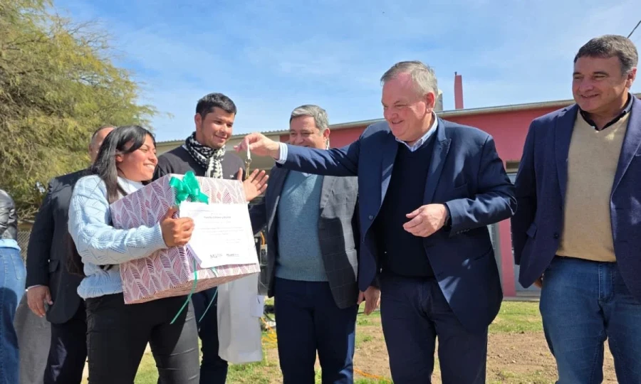 una de las familias beneficiadas recibe la llave de su vivienda.