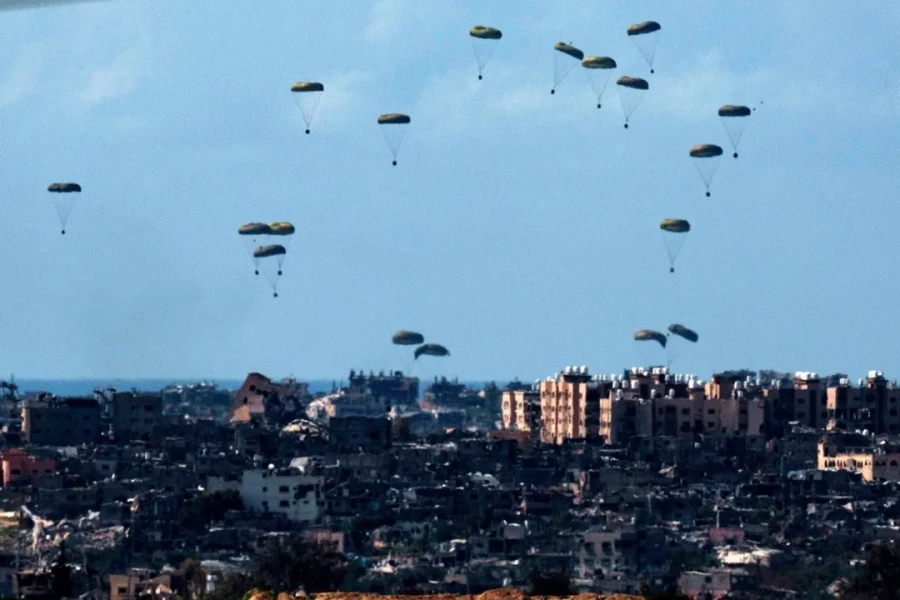Cinco pa&iacute;ses lanzaron paquetes de ayuda desde el aire en Gaza.