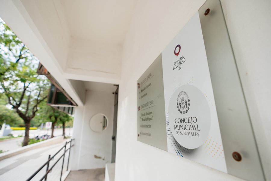 El acceso al edificio donde funciona el Cuerpo Legislativo.