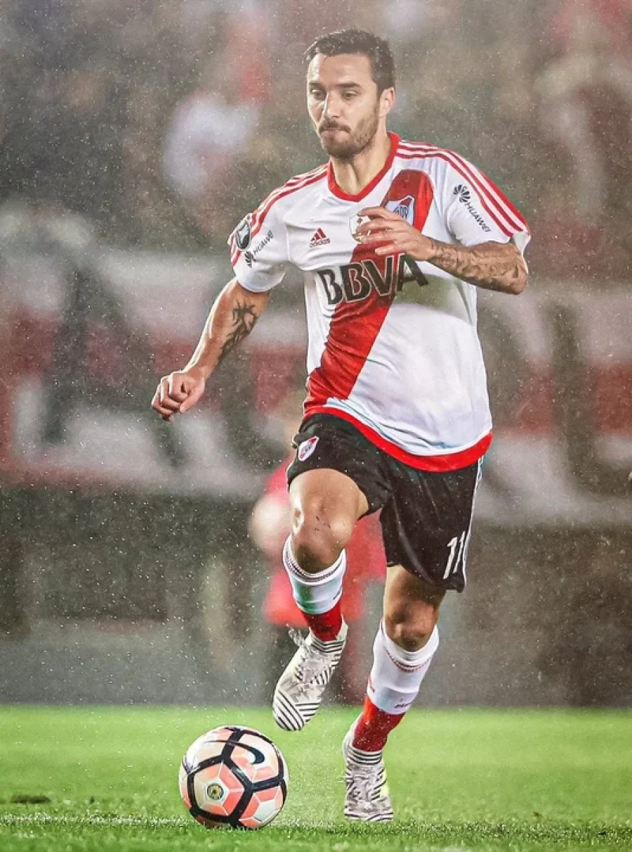 Scocco salió en defensa de Cavani en medio de las críticas de los hinchas de Boca