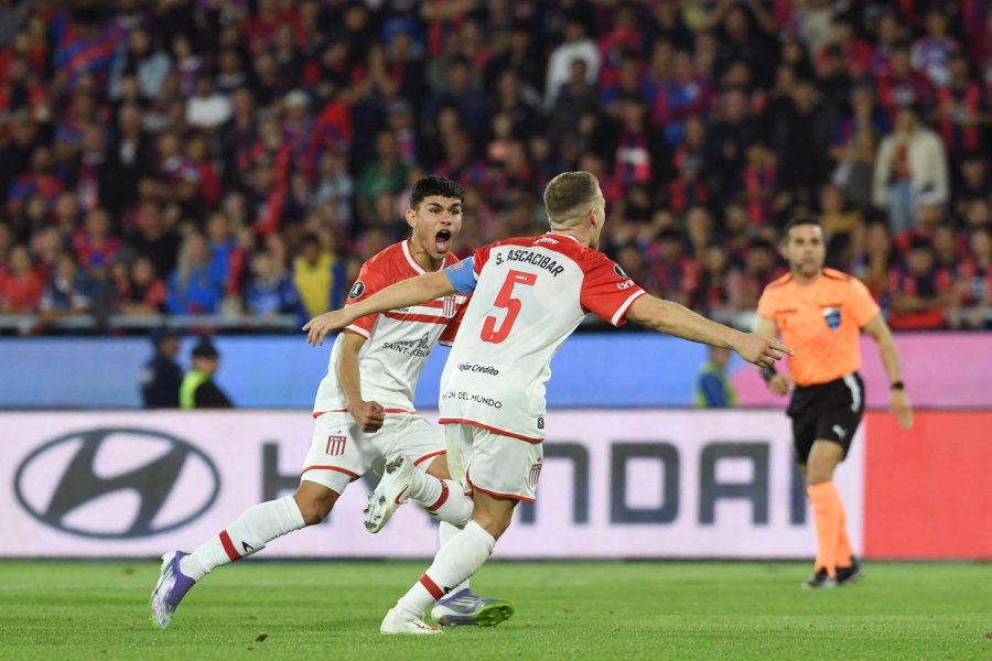 Estudiantes se impuso con polémica en Paraguay y sacó ventaja ante Cerro Porteño