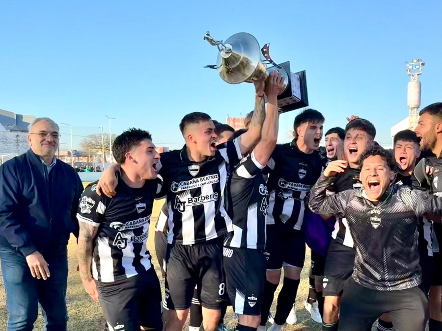 FESTEJOS. Los jugadores de Deportivo Aldao con el trofeo.