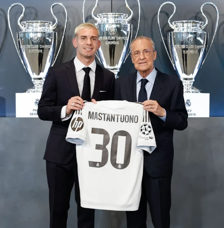ELEGANTE. El juvenil ex River con la camiseta que lucirá, junto a Florentino Pérez.