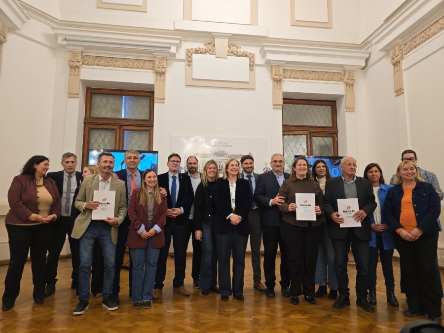 Las autoridades que participaron de la celebración de los convenios.