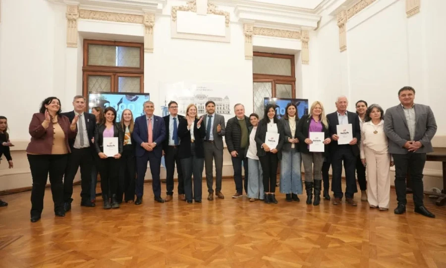 Las autoridades que participaron en el reciente acto.
