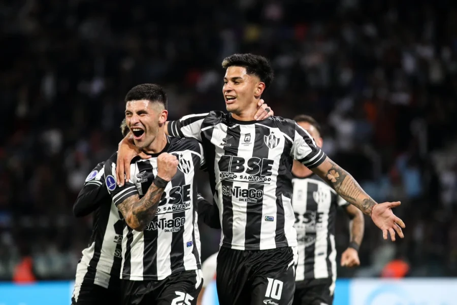 FESTEJO SANTIAGUEÑO. Fue triunfo por la mínima diferencia.