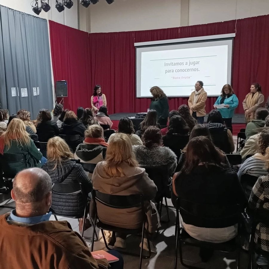 un salón colmado dio respuesta a la convocatoria.