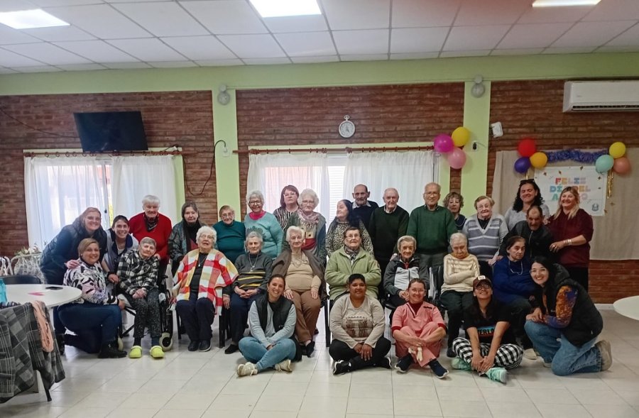 Residentes y visitantes en una foto grupal.