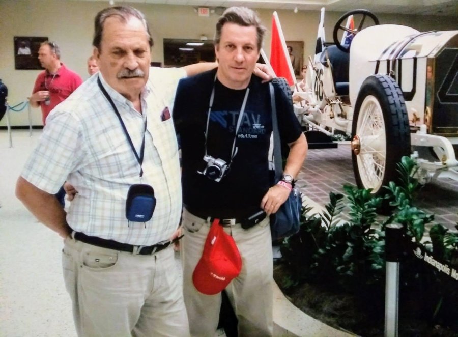 El Dr. William Fux junto a su hermano Víctor Hugo en el Museo del Indianapolis Motor Speedway, en uno de los viajes que compartieron a Estados Unidos.