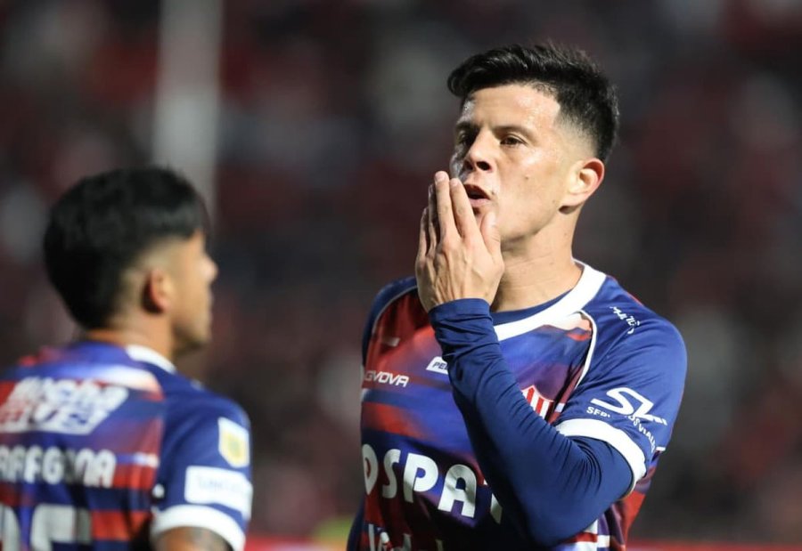 VOLVIO AL GOL. Estigarribia en su festejo.