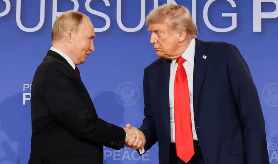 Putin y Trump se saludan en Anchorage, antes de la reuni&oacute;n para tratar la guerra de Ucrania. (FOTO UP)