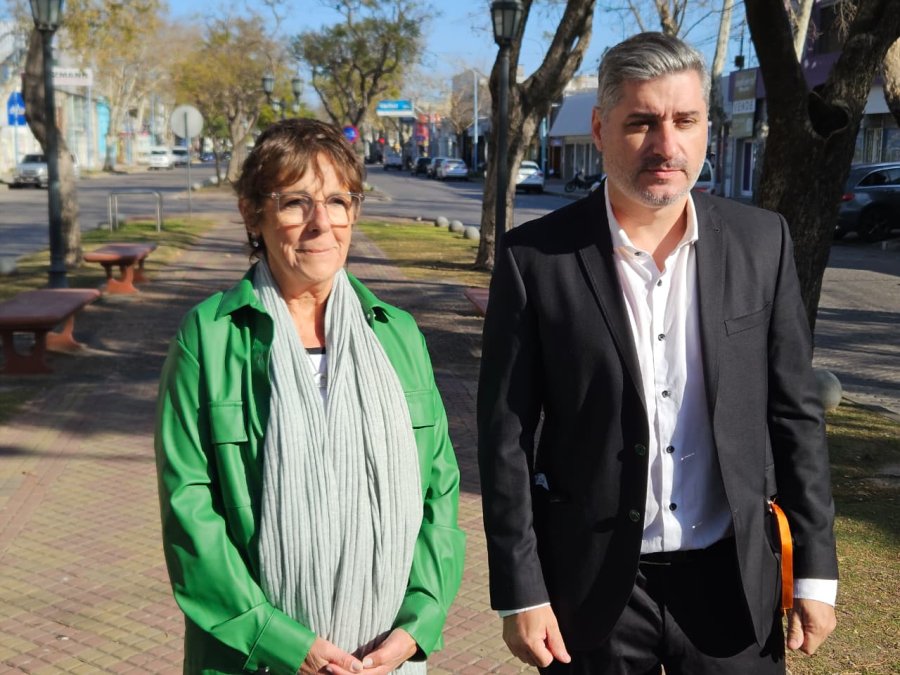 Sandra Patrono y Germán Ciceri, en la conferencia de prensa en bulevar Roca al 400.