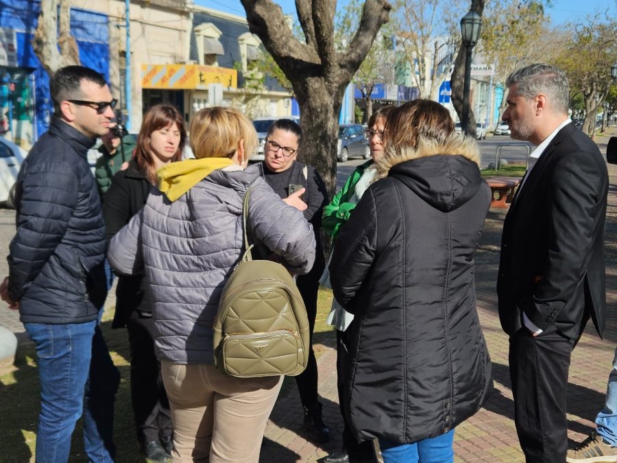 El secretario de Prevenci&oacute;n en Seguridad del Municipio, Mart&iacute;nez Saliba, se acerc&oacute; para dialogar con los comerciantes. (FOTO D. CAMUSSO)