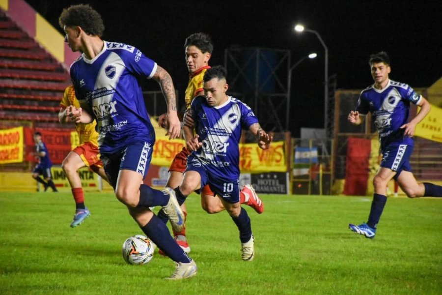 RECUPERARSE. Giacone, Jiménez y Sola durante el último partido con Sarmiento.