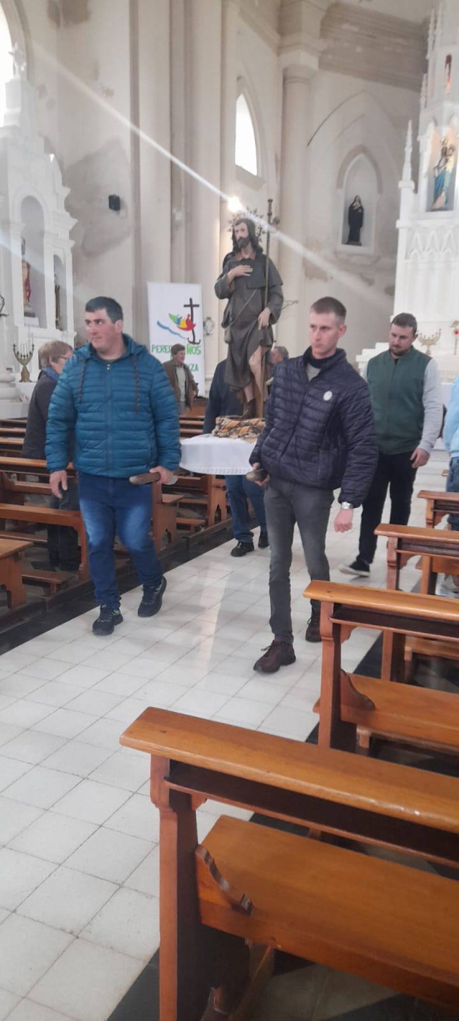 La imagen del santo patrono, saliendo desde el templo.