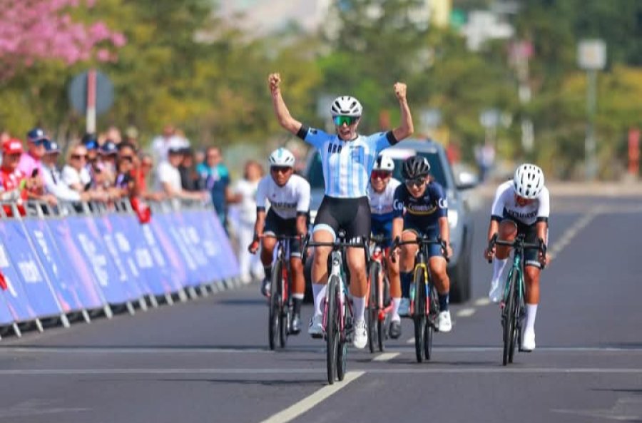LLEGADA. Benedetti cruzando la meta victoriosa.