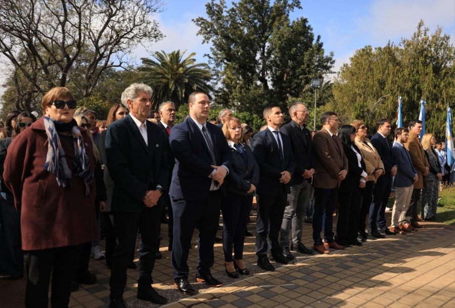 ACTO. El intendente Leonardo Viotti encabezó la ceremonia, junto a autoridades locales, que se desarrolló este domingo en la Plaza 25 de Mayo.