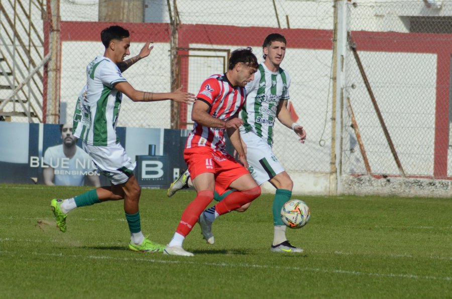 TRABAJOSO EMPATE. Por momentos el León cayó en la maraña rival.