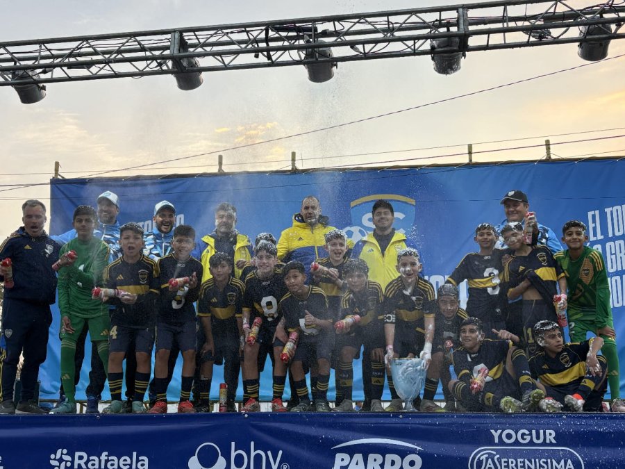 LOS CHICOS DE BOCA SE SUBIERON A RECIBIR SU PREMIO
