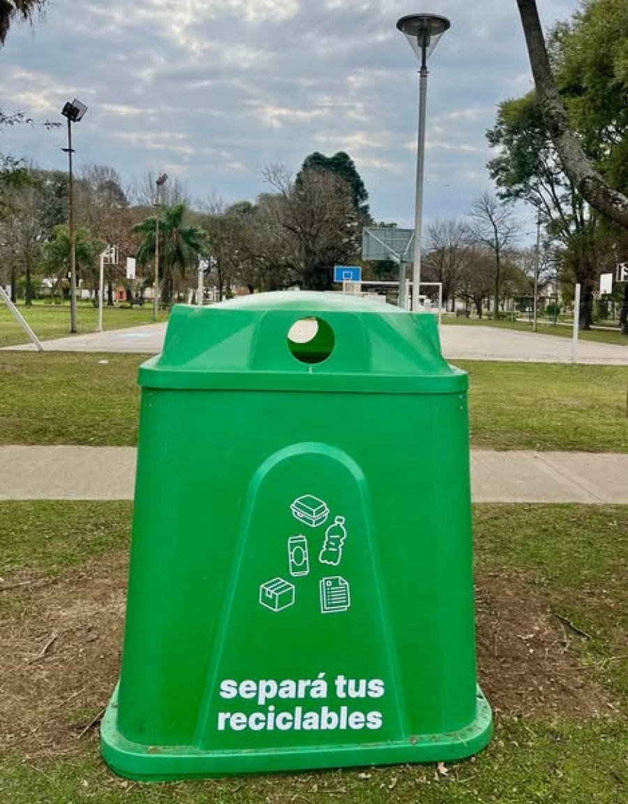 Una de las campanas ubicada en el paseo público.