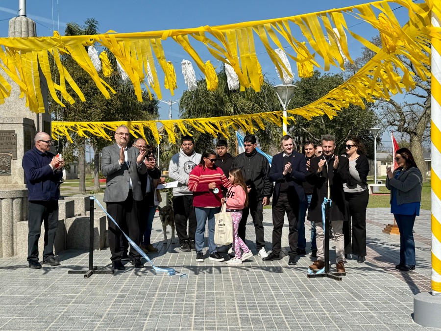 Adrián Sola durante su mensaje, rodeado de autoridades y funcionarios visitantes.