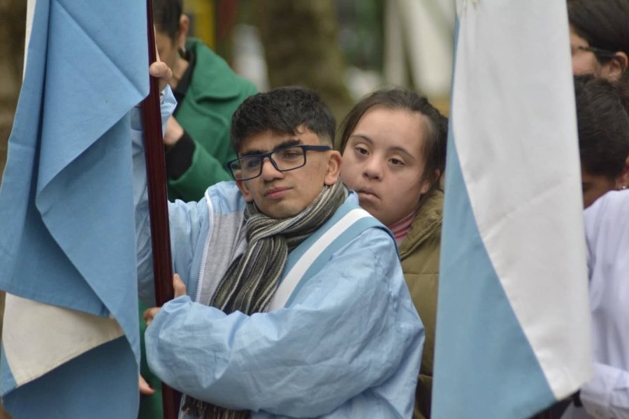 Abanderados de un establecimiento educativo participando del acto.