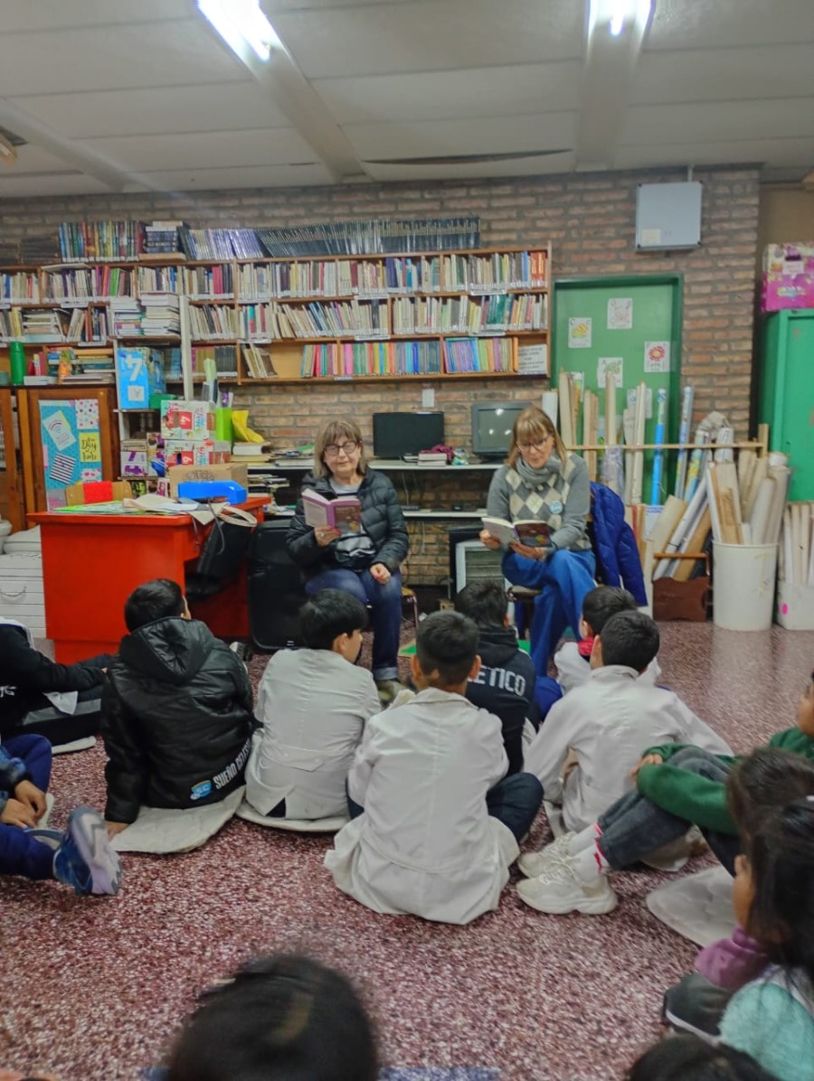 En el primer encuentro las voluntarias compartiendo con los escolares.