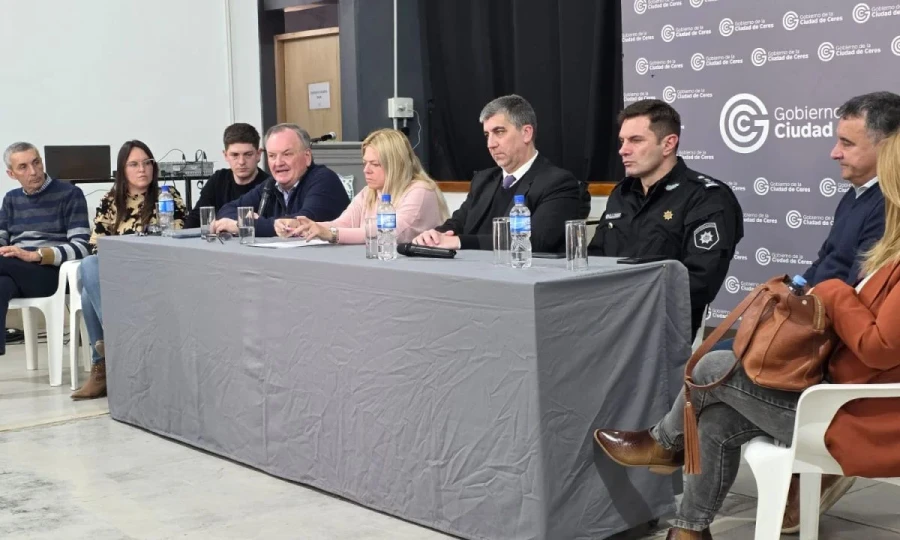 La mesa cabecera que presidió el encuentro.