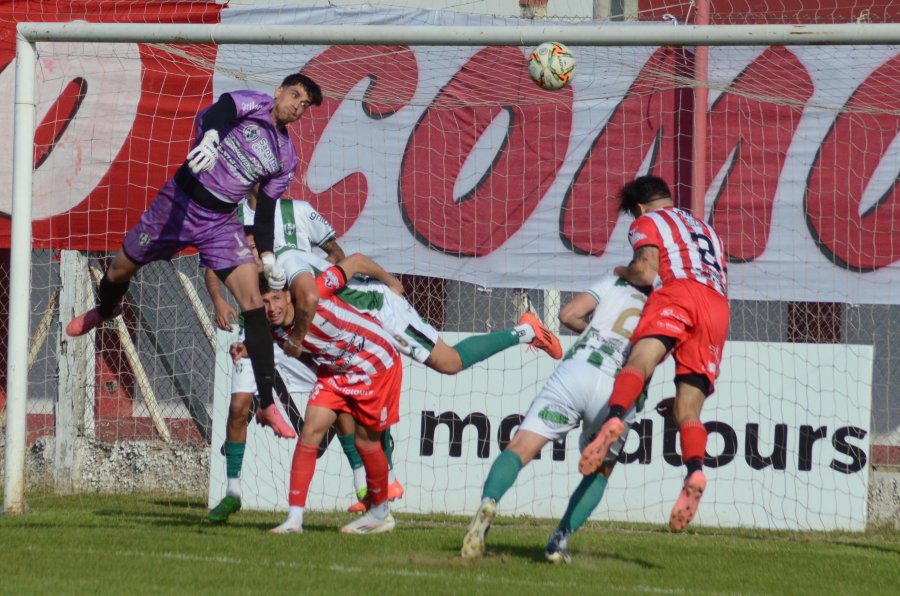 APORTE. En la pelota parada en ataque Centurión es una pieza importante del León.