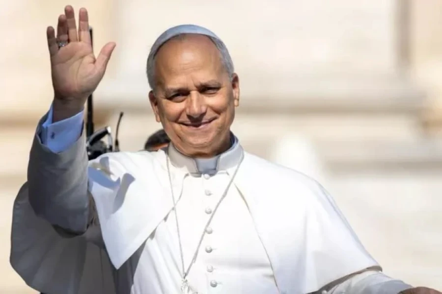 León XIV saluda a los fieles en la audiencia general del 6 de agosto.