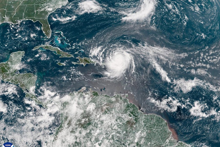 CAMBIO CLIMATICO. El huracán Erin golpea el Caribe y amenaza la costa este de Estados Unidos.