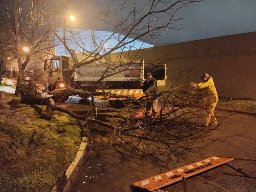 El operativo continúa en distintos barrios para devolver la normalidad a la ciudad.