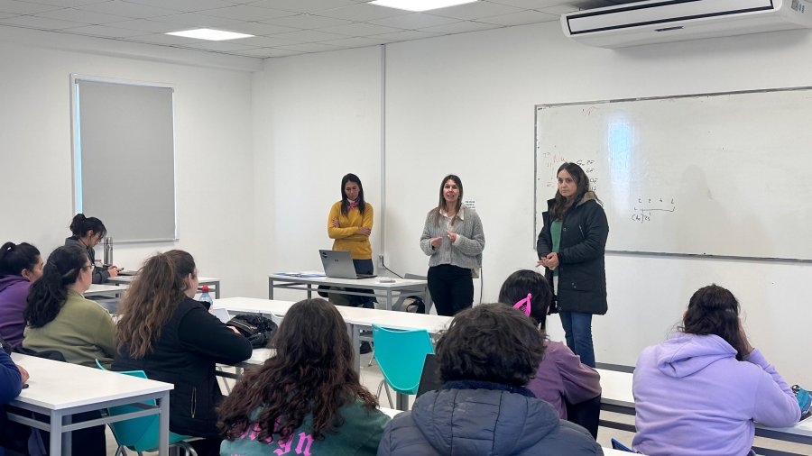 Asisten personas mayores de 18 años que poseen un título secundario.