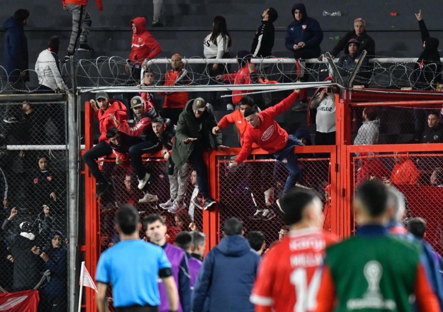 Noche de terror en Avellaneda: partido cancelado por serios incidentes en las tribunas entre Independiente y Universidad de Chile