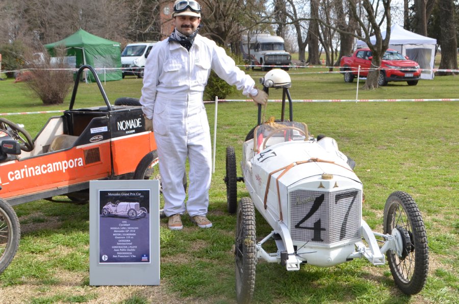 Constructor y piloto junto al auto.