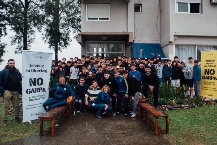 Una de las charlas con jóvenes en Rosario Central, con la que se busca informar y concientizar sobre la importancia de reconocer que apostar no es un juego.