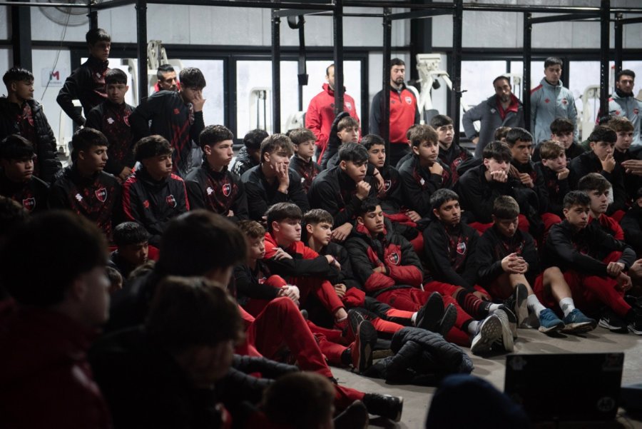 J&oacute;venes participan de una de las charlas en instalaciones de Newell&acute;s en Rosario. (LOTERÍA DE SANTA FE)